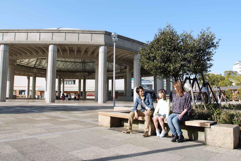 Other. Campus Square is a large number of specialty stores, including Daiei is visiting in the university town Station. Likely slippage between the drop off and pick up children. 