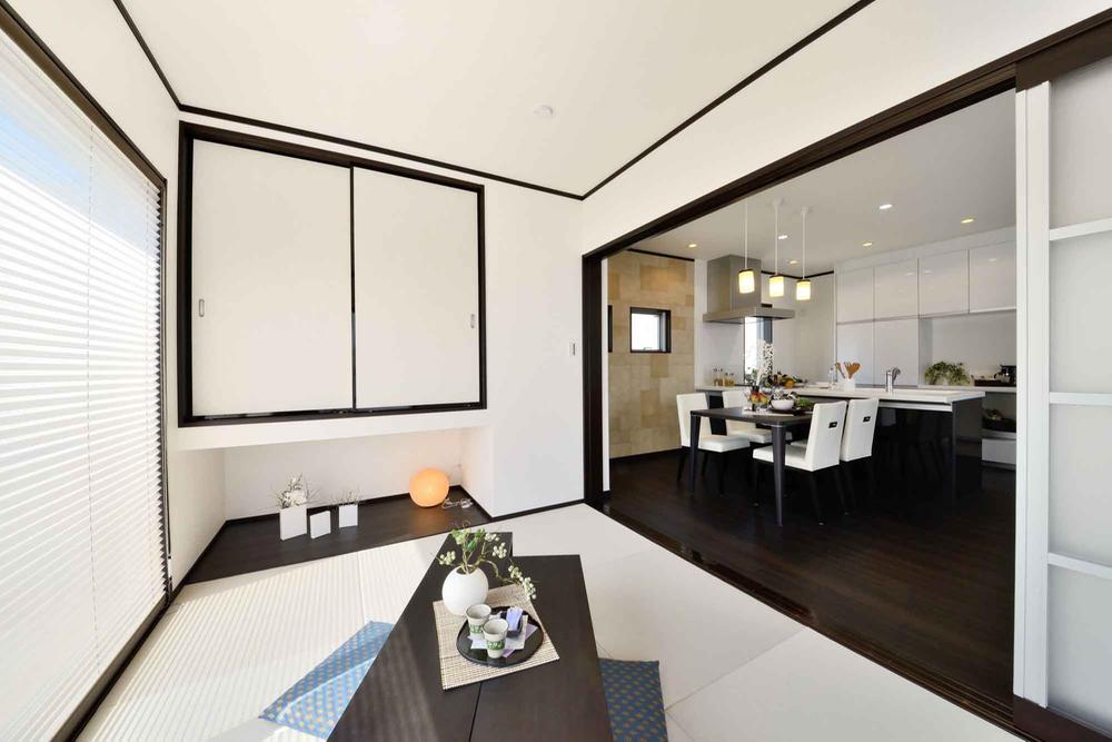 Model house photo. Model house of the same type in Nagata Ward, Kobe. Japanese-style room, which was wrapped in bright light. It adopted the door of acrylic, Also it poured light on dining. 