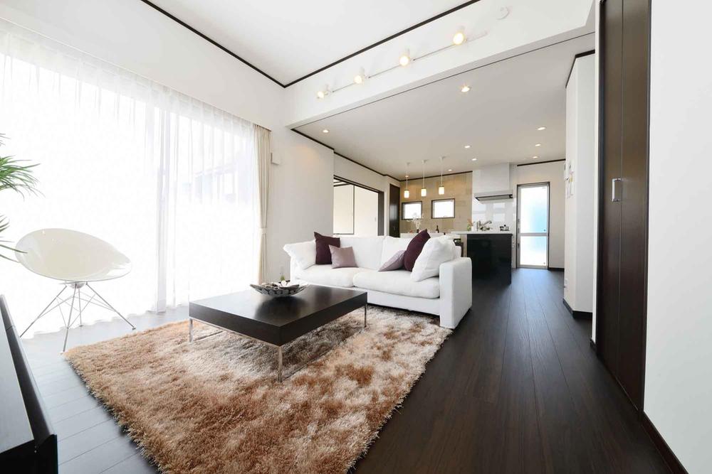 Model house photo. Published in the model house of the same type in Nagata Ward, Kobe. Please come to see what the house is built. Spacious produce the brightness and spatial extent with high ceilings and large windows opening to about 20 quires of LDK. 