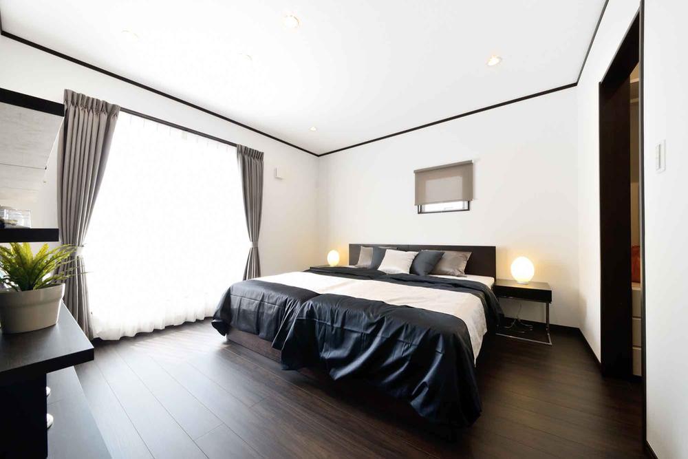 Model house photo. Model house of the same type in Nagata Ward, Kobe. Produce a luxury in the master bedroom also elegant shade. It will be poured bright light from large windows. 