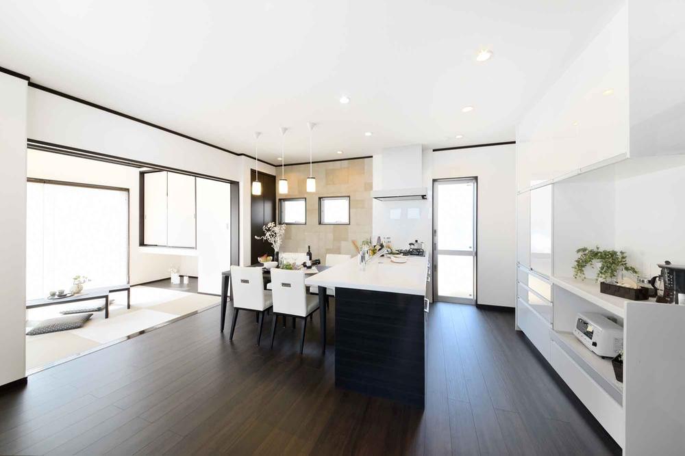 Model house photo. Model house of the same type in Nagata Ward, Kobe. Mimamoreru plan the growth of the family face-to-face kitchen. Cup with a board of equipped. 