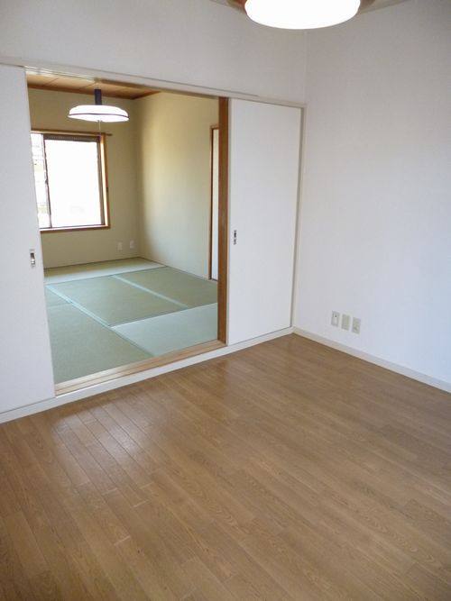 Living and room. I feel that looking at the Japanese-style dining.