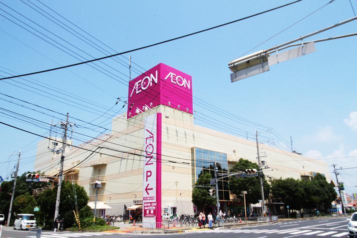 Shopping centre. Good location of a 3-minute walk from the ion shopping center!