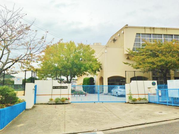 Primary school. It is safe in a 5-minute walk Kitayama to the elementary school to elementary school 350m