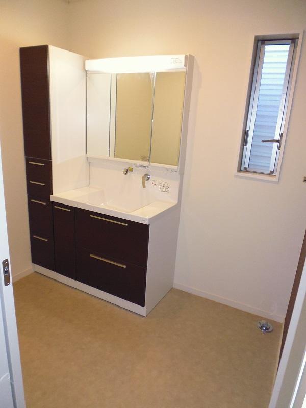 Wash basin, toilet. Washroom of spread!