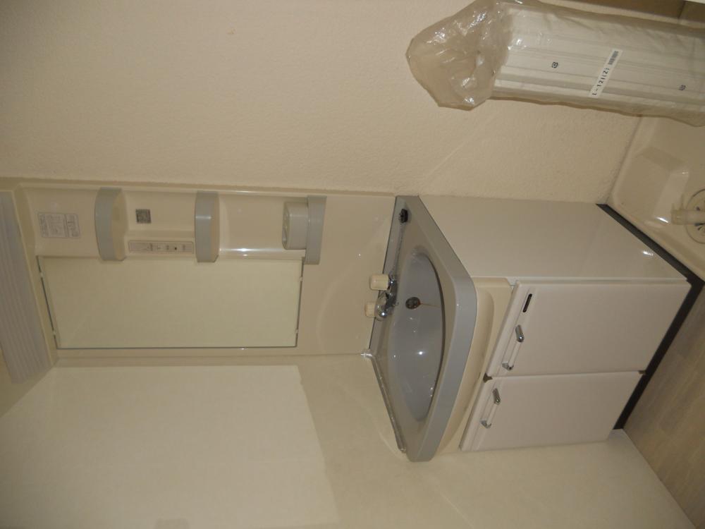 Wash basin, toilet. Indoor (September 2012) shooting