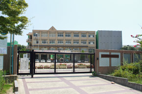 Primary school. Since Nagasaka of less than 10 minutes 680m walk to elementary school safe distance even in the lower grades not bother. Trying to get along from school with my friends