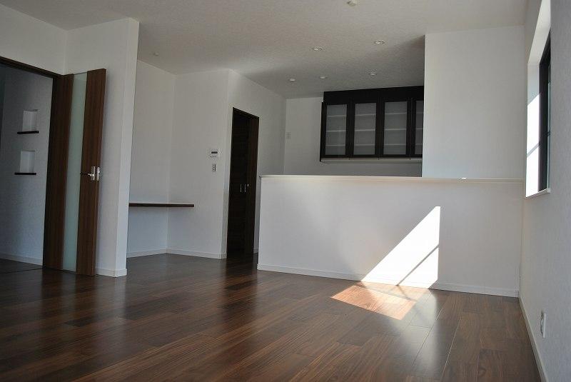 Living.  [Phase 3 No. 8 locations living] In flooring color with a profound feeling, It has become the living room of calm space. 