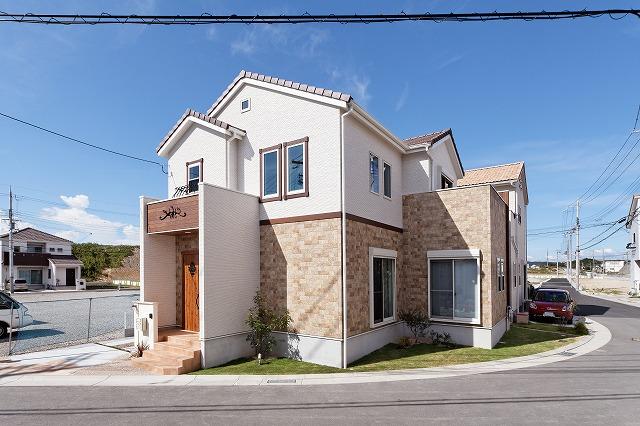 Local appearance photo.  [Paradiso Nagasaka Stage II No. 18 place appearance] Orange tiled roof in white outer wall. Bright, cute appearance of the impression. 
