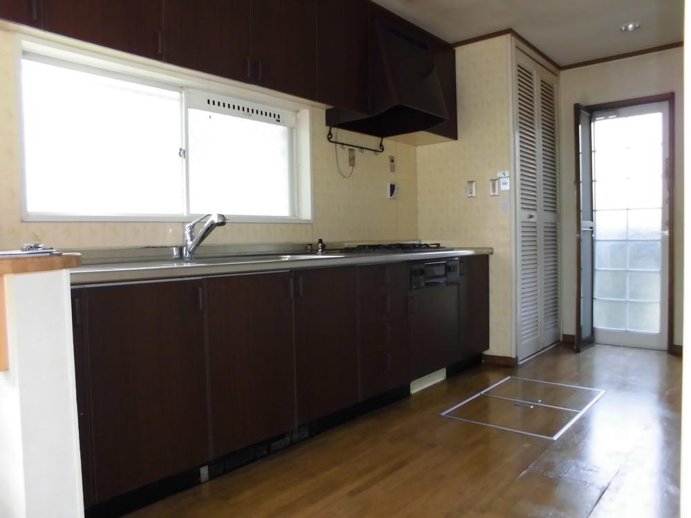 Kitchen. Indoor (11 May 2013) Shooting