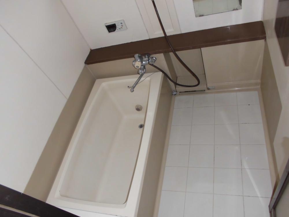 Bathroom. Indoor (11 May 2013) Shooting