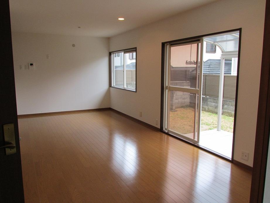 Living. Room (August 2013) Shooting Living is a bright and spacious