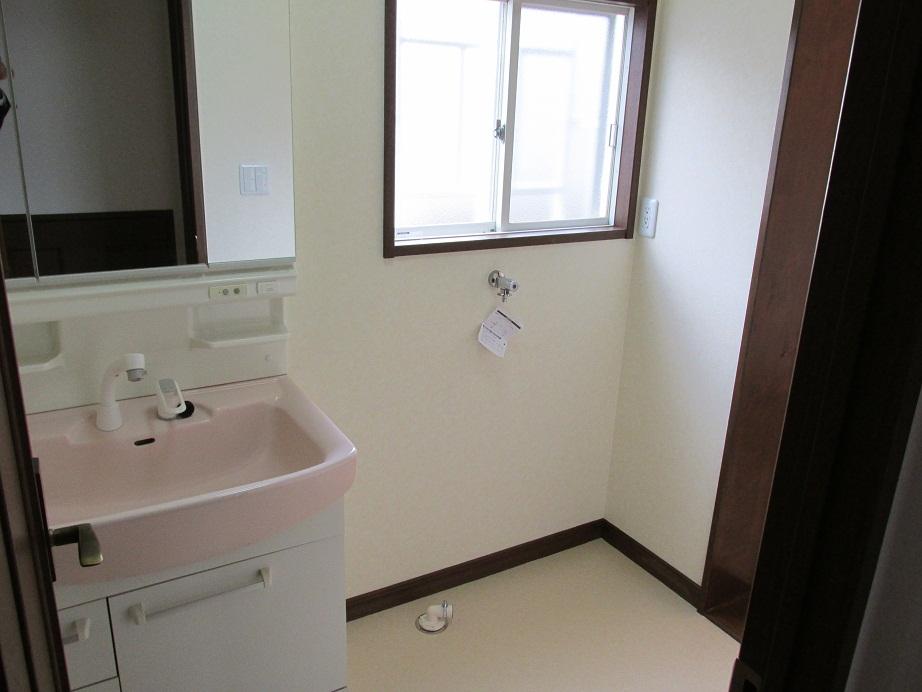 Wash basin, toilet. It comes with shampoo dresser