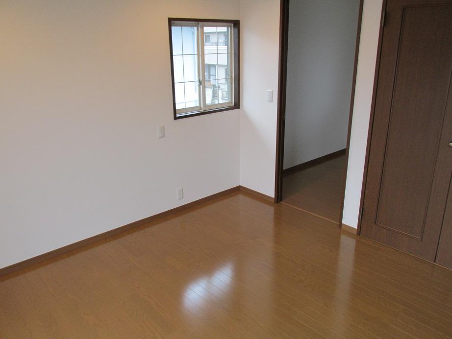 Other introspection. Master bedroom Walk-in closet is equipped with