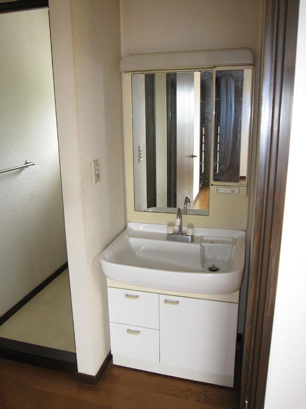 Wash basin, toilet. Local (August 2013) Shooting