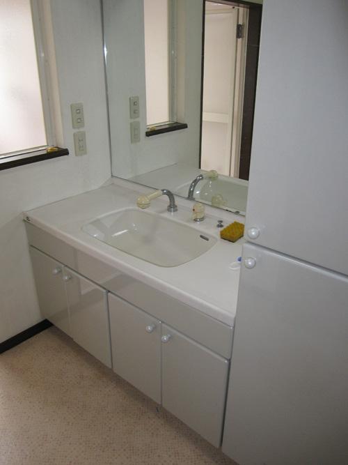 Wash basin, toilet. Local (August 2013) Shooting