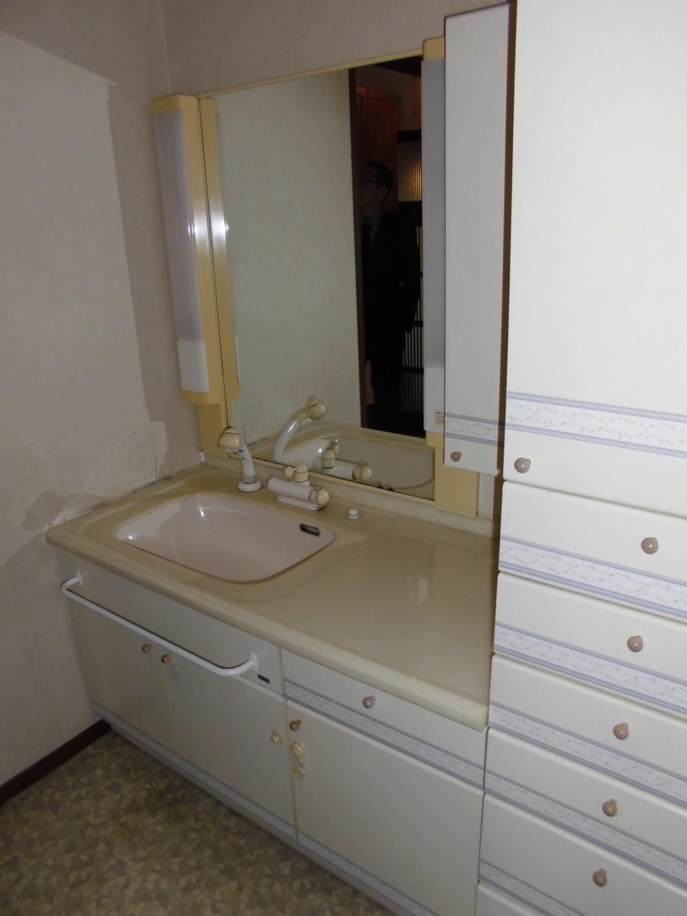 Wash basin, toilet. Indoor (12 May 2013) Shooting