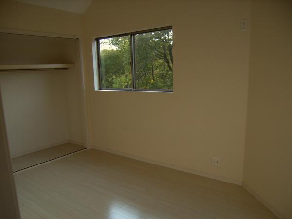 Non-living room. Bedroom with a view of the good roof balcony