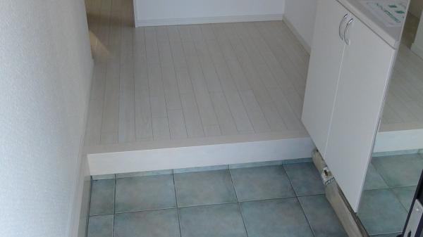 Entrance. Complete with a capacity sufficient shoe box with a large mirror, Bright entrance