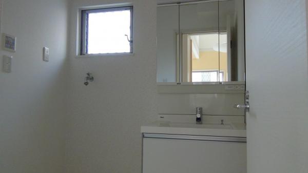 Wash basin, toilet. Lavatory equipped with a shampoo dresser with a triple mirror