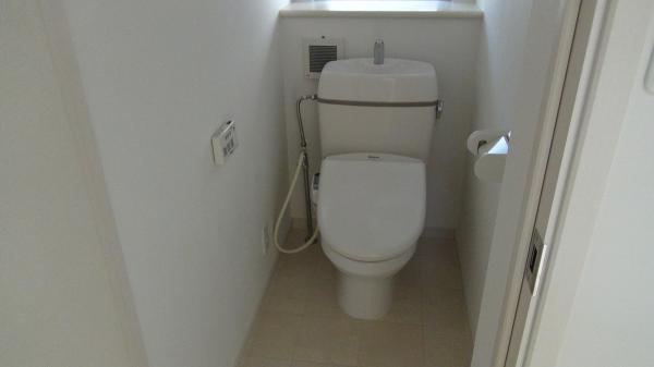 Toilet. Toilet on the first floor, 2 Kaitomo, It is with a hot-water shower
