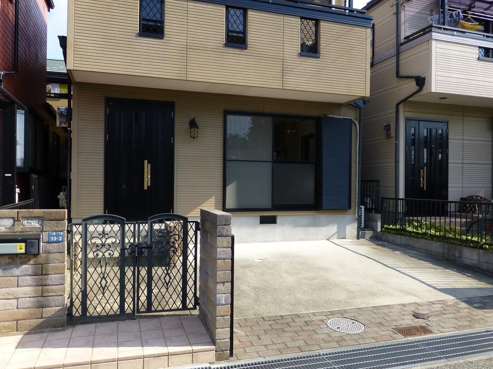 Parking lot. Parallel parking two Allowed