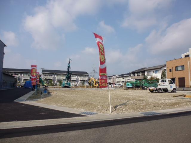 Local photos, including front road. Local (11 May 2013) Shooting