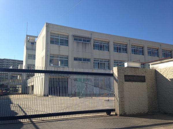 Junior high school. 650m until the plains junior high school