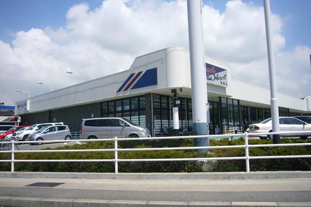 Supermarket. 700m to Maruay Arise shop