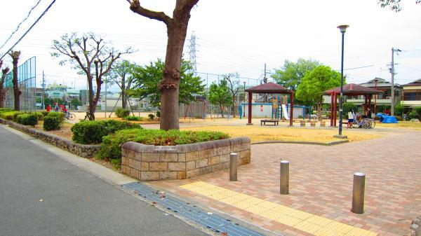 park. 50m wide park to park