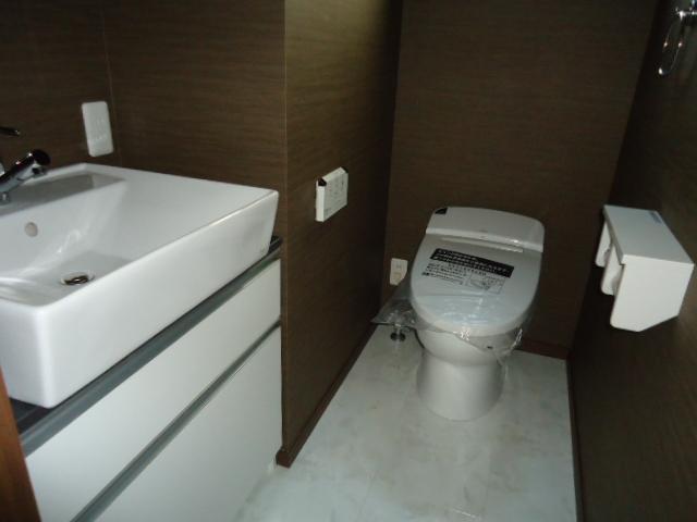 Toilet. Local (September 21, 2013) Shooting