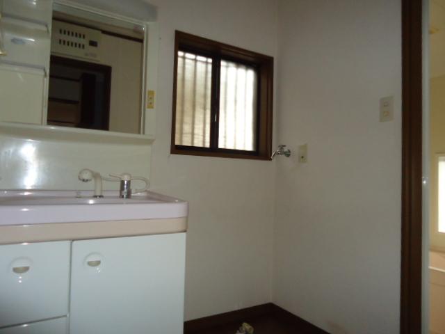 Wash basin, toilet. Local (November 17, 2013) Shooting