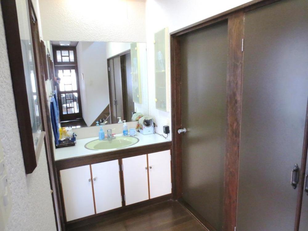 Wash basin, toilet. Indoor (12 May 2013) Shooting