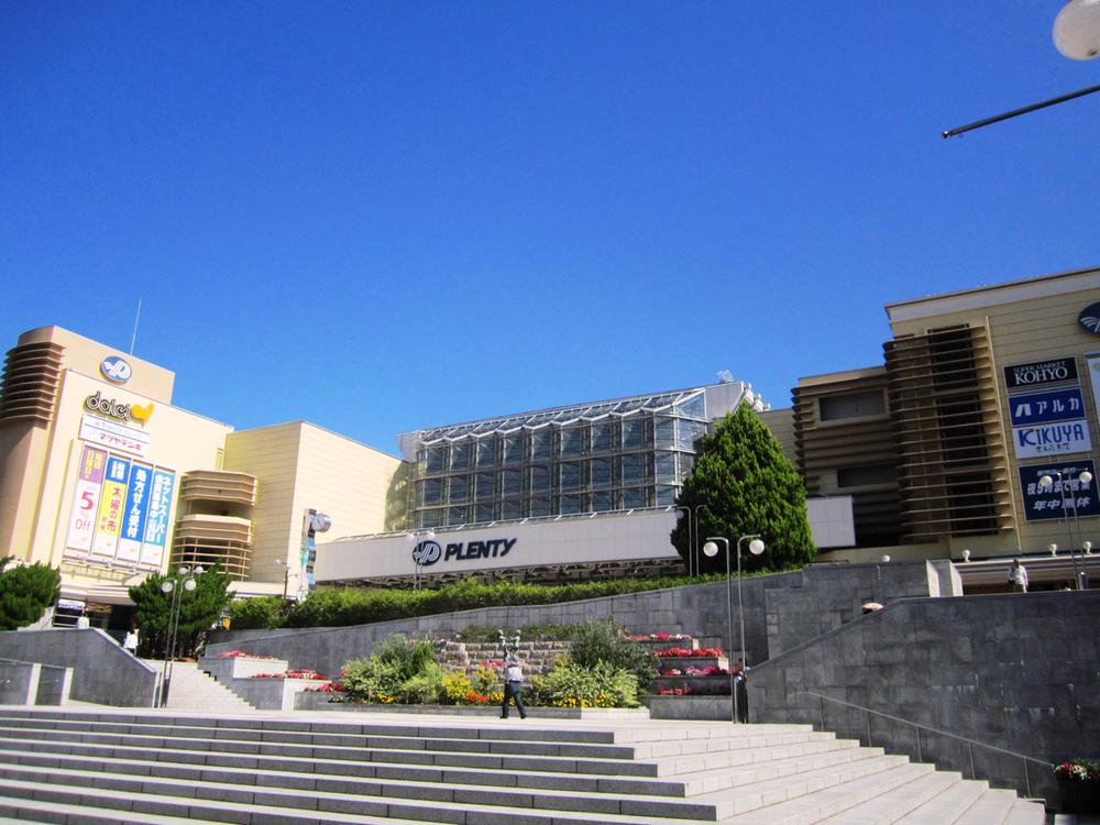 Shopping centre. 1399m to Plenty