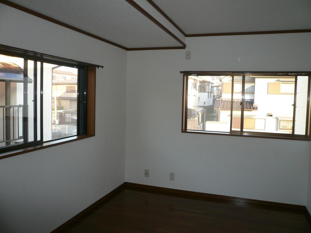 Non-living room. North Western-style 7.5 Pledge