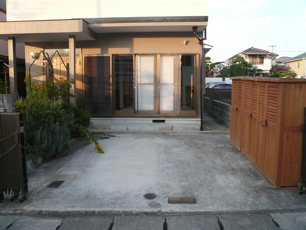 Parking lot. side About 4.3m × vertical About 4.7m