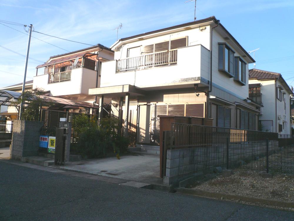 Local appearance photo. Already exterior wall paint [H25.9] Day is good for the east side open space.