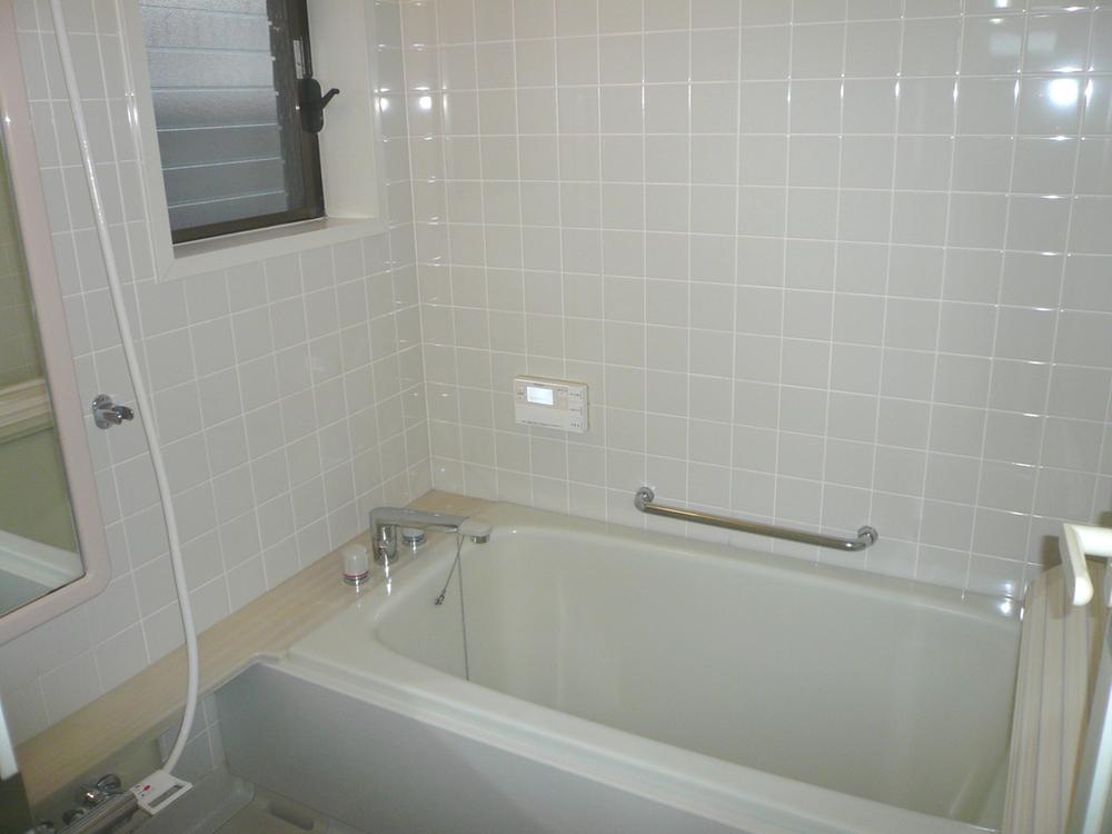 Bathroom. 1616 is the bathroom size. There are convenient Jalousie windows in ventilation.