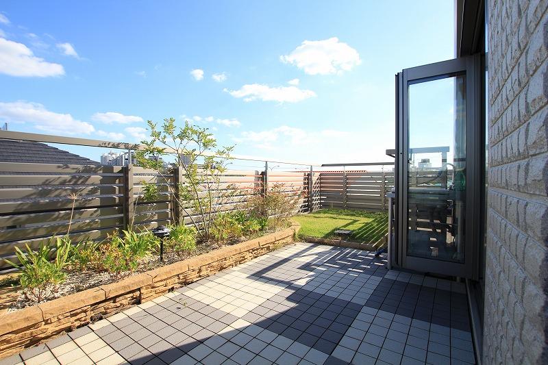 Exhibition hall model house. The third floor of the rooftop balcony, Providing a planting, In the second of a private balcony. . ※ This model is a model of housing exhibition hall of the Seishin Chuo.