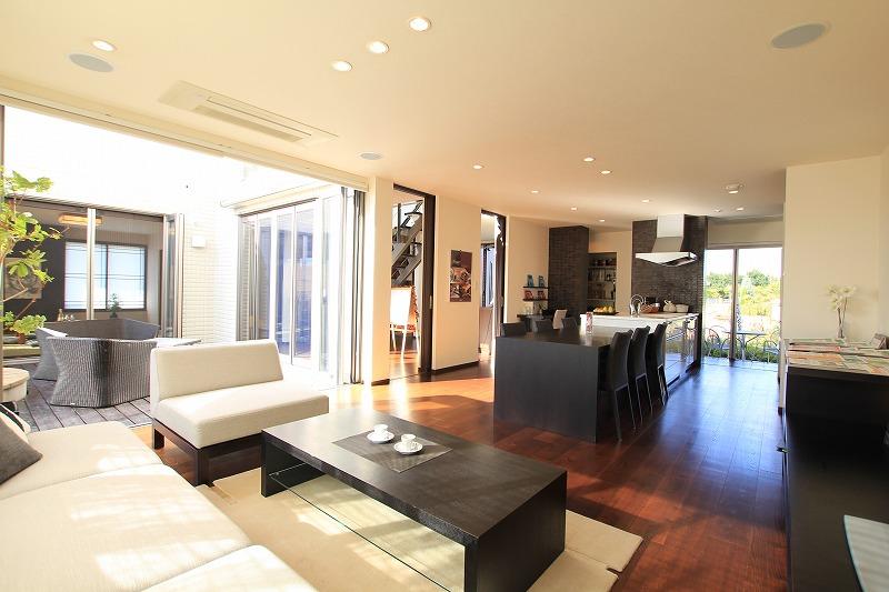 Exhibition hall model house. Open floor plan living next to the window that leads to the garden and to fully open. ※ This model is a model of housing exhibition hall of the Seishin Chuo.