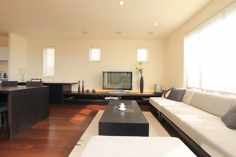 exhibition hall / Showroom. Exhibition hall model house. Sunny living room with large lighting window. . ※ This model is a model of housing exhibition hall of the Seishin Chuo.