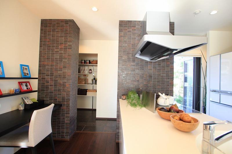 exhibition hall / Showroom. Exhibition hall model house. Kitchen next to the counter, In the work space of mom, Very active in the children's homework space. ※ This model is a model of housing exhibition hall of the Seishin Chuo.