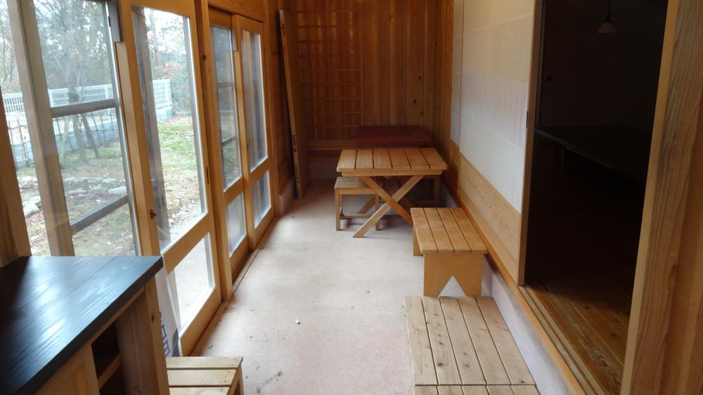 Entrance. Spacious Doma! 