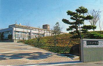 Junior high school. 2300m to Kobe Municipal Nagasaka junior high school