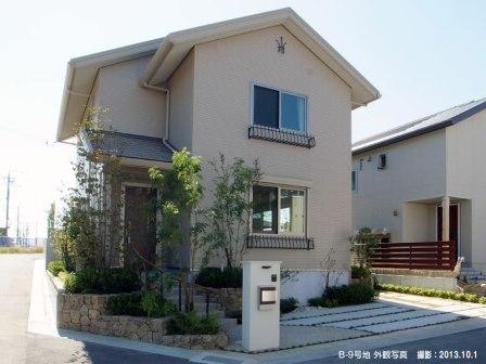 Local appearance photo. ■ B-9 No. land "fashionable and feminine attire impression house. "