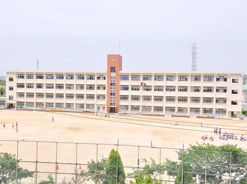 Primary school. Happy environment in which children can freely To play in the 1300m wide schoolyard until the Municipal Arise Elementary School! Cage is a child of the 1,200 people in fiscal 2009, Vibrant school! 