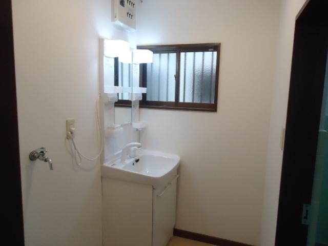 Wash basin, toilet. Indoor (March 1, 2013) Shooting