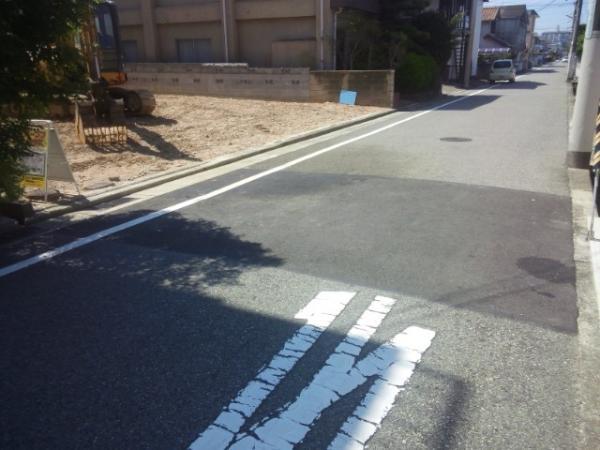 Local photos, including front road. Front road width 6.0 m