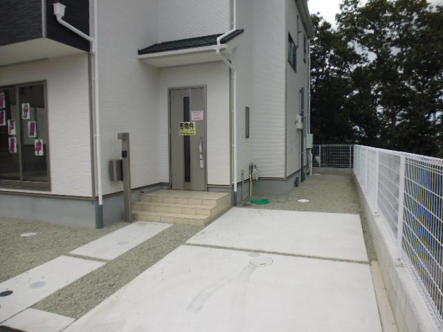 Local photos, including front road. Local (10 May 2013) Shooting