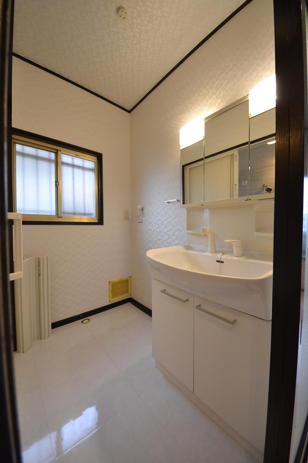 Wash basin, toilet. Local (November 5, 2013) Shooting